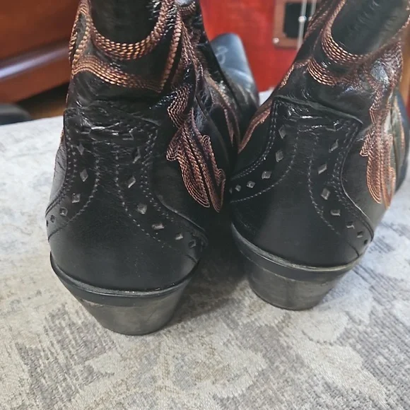 ARIAT Snip Toe Black Boots - Picture 8 of 16